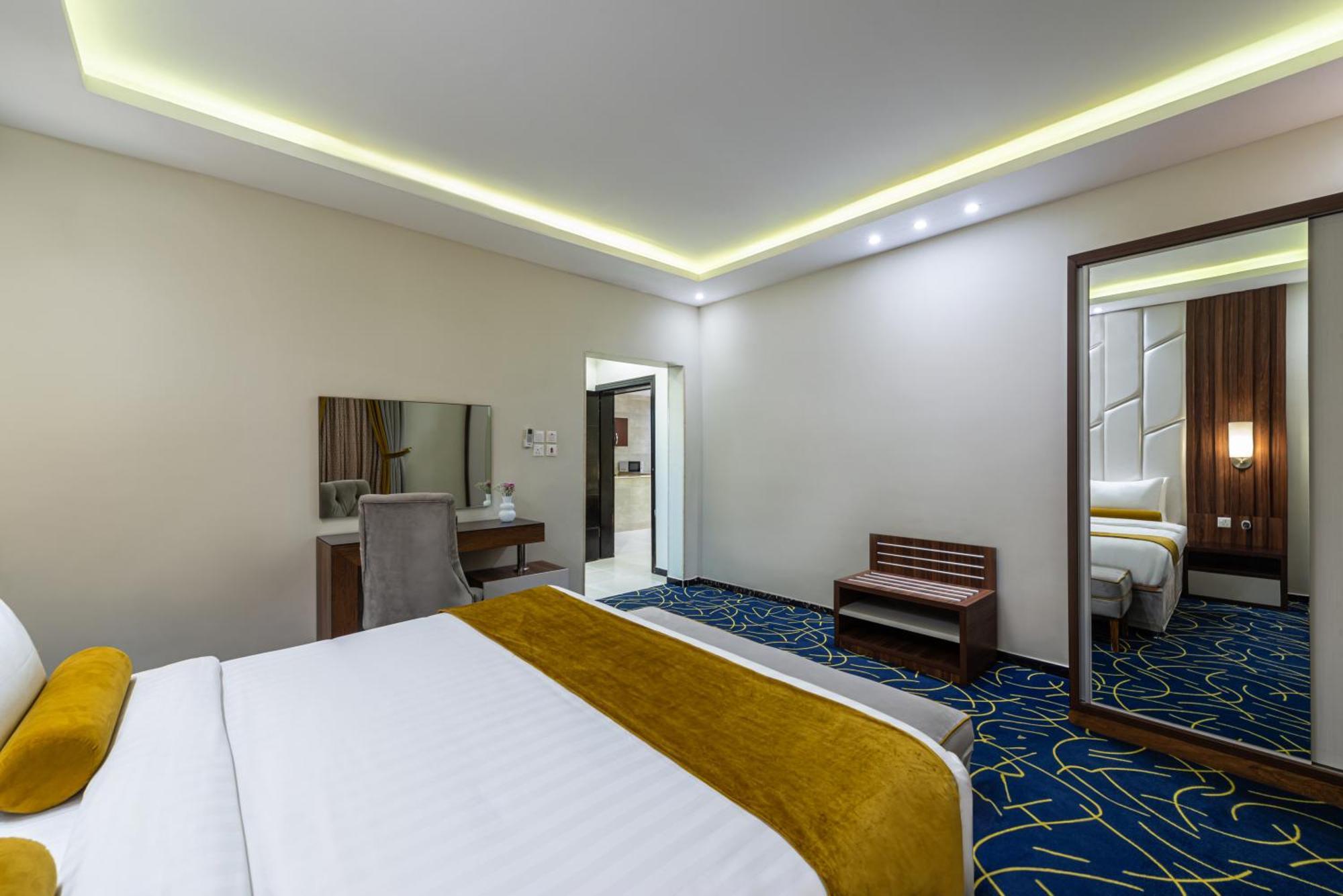 The Palace Hotel Suites Khamis Mushait Esterno foto