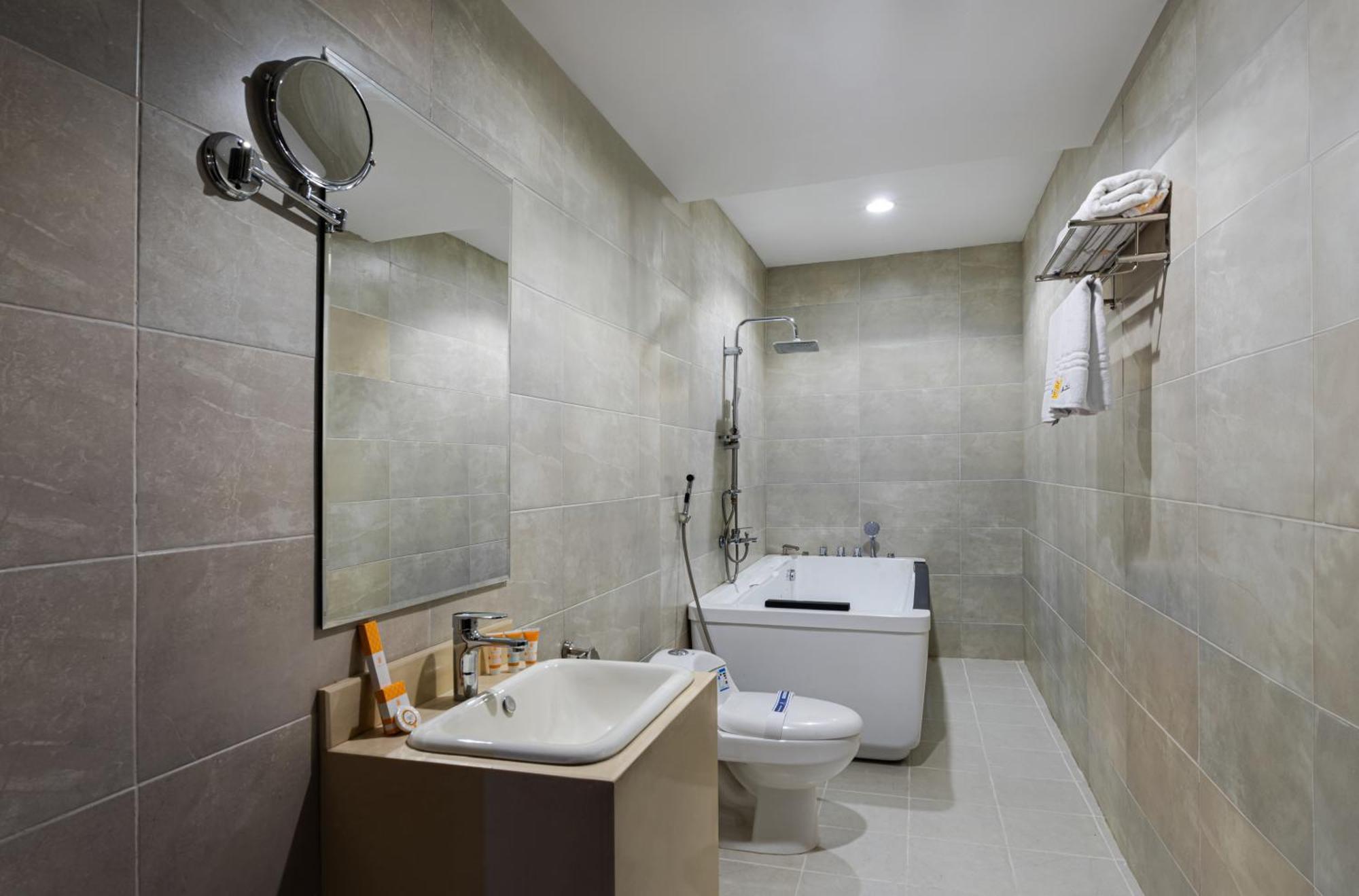 The Palace Hotel Suites Khamis Mushait Esterno foto
